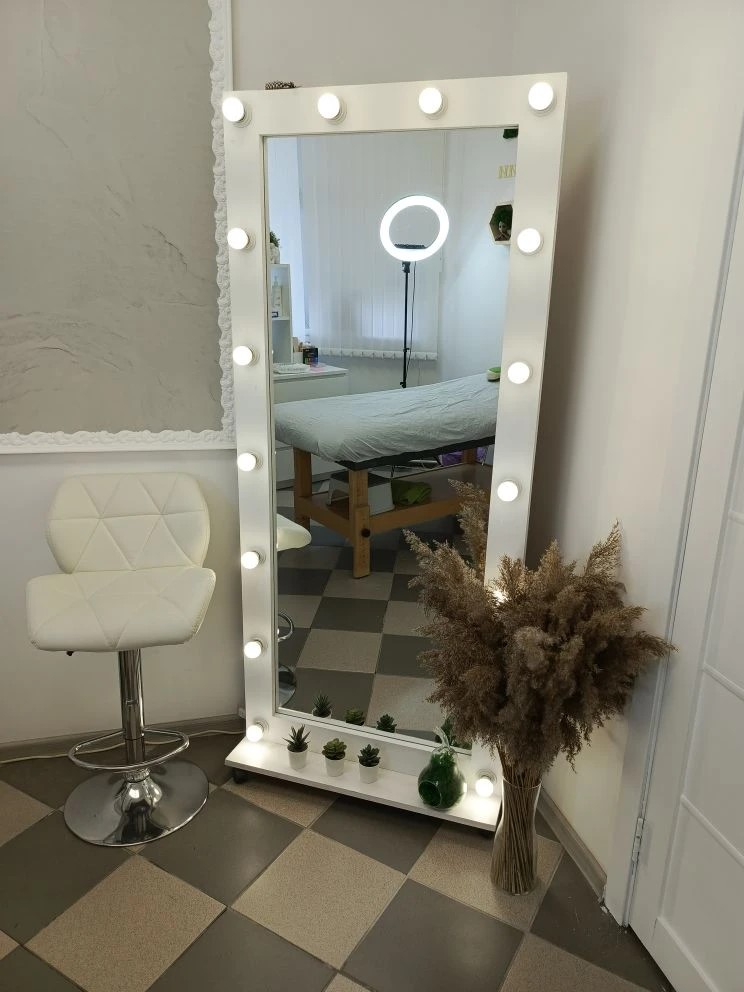 Студия МОХ — гримёрная зона с большим зеркалом